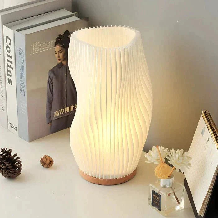 Kabellose Tischlampe mit wellenförmigem Design und sanftem Licht