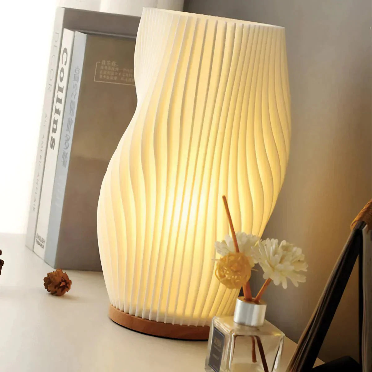 Kabellose Tischlampe mit wellenförmigem Design und sanftem Licht