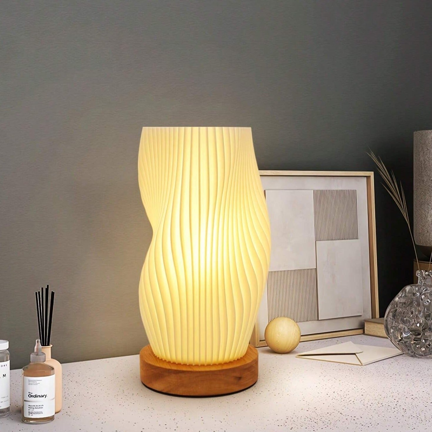 Kabellose Tischlampe mit wellenförmigem Design und sanftem Licht