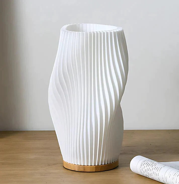 Kabellose Tischlampe mit wellenförmigem Design und sanftem Licht