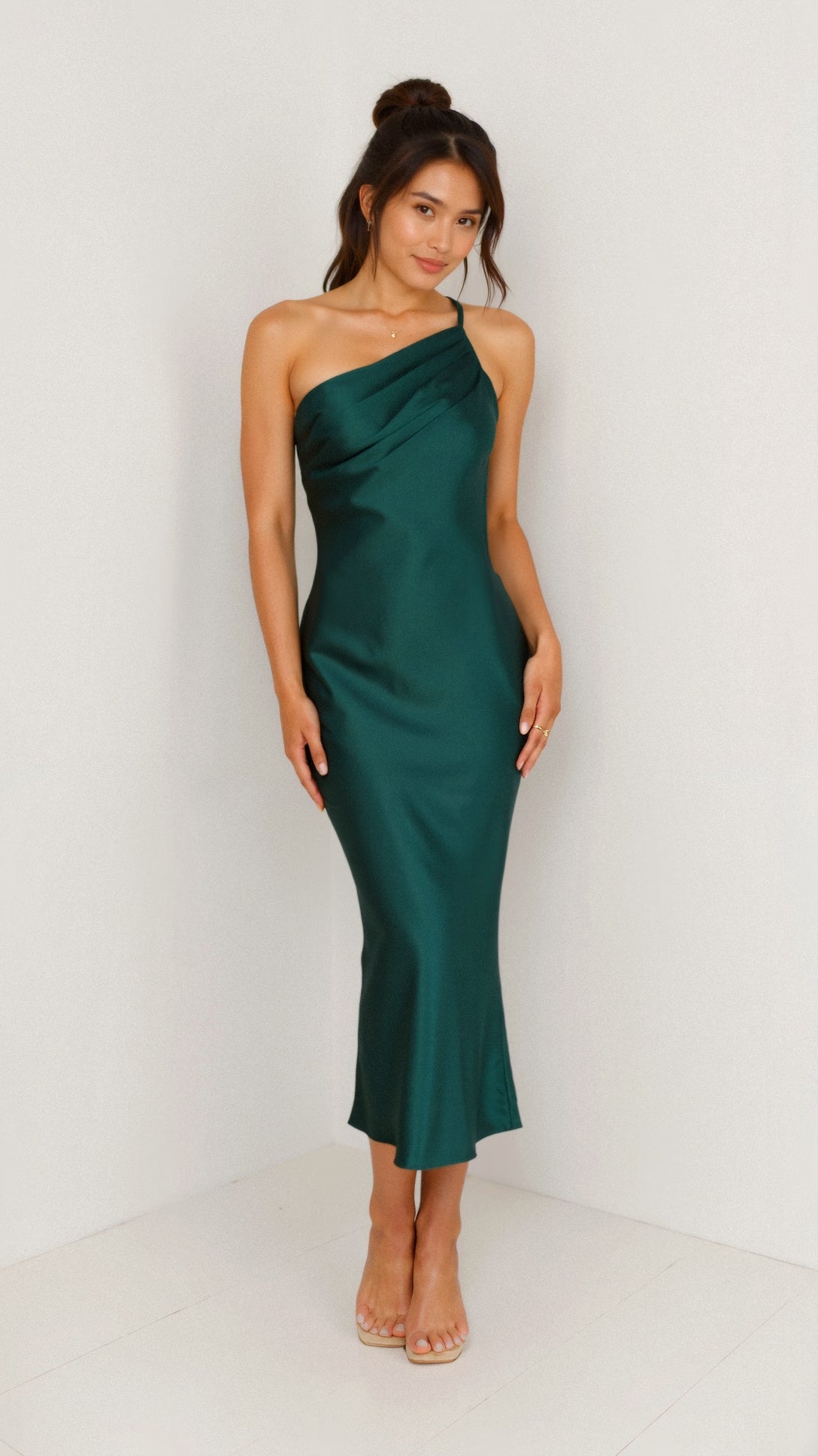Elegantes Satin-Trägerkleid – Zeitlose Schönheit für besondere Anlässe