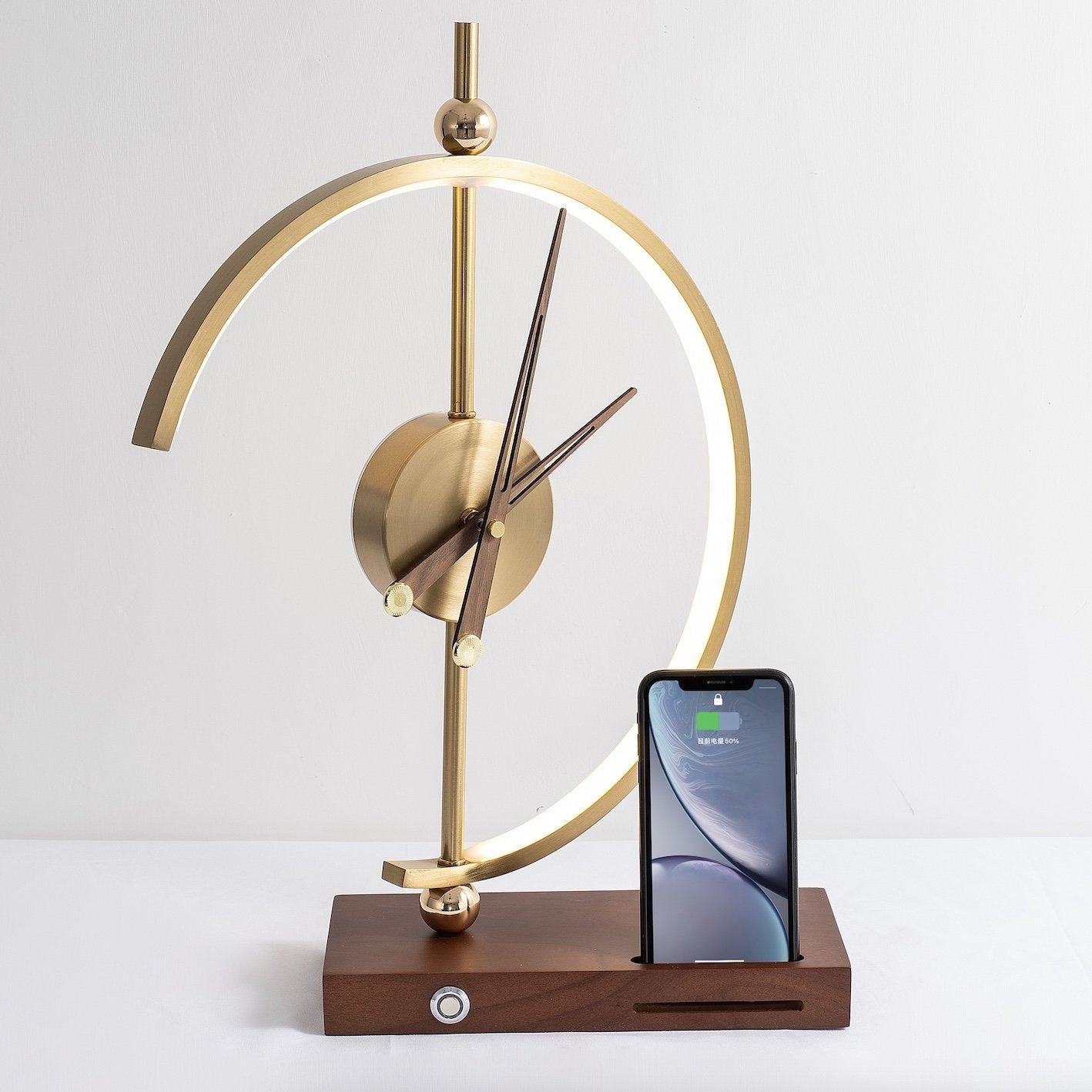 LED-Tischlampe mit integrierter Uhr und Holzsockel, dimmbar und drahtlos aufladbar