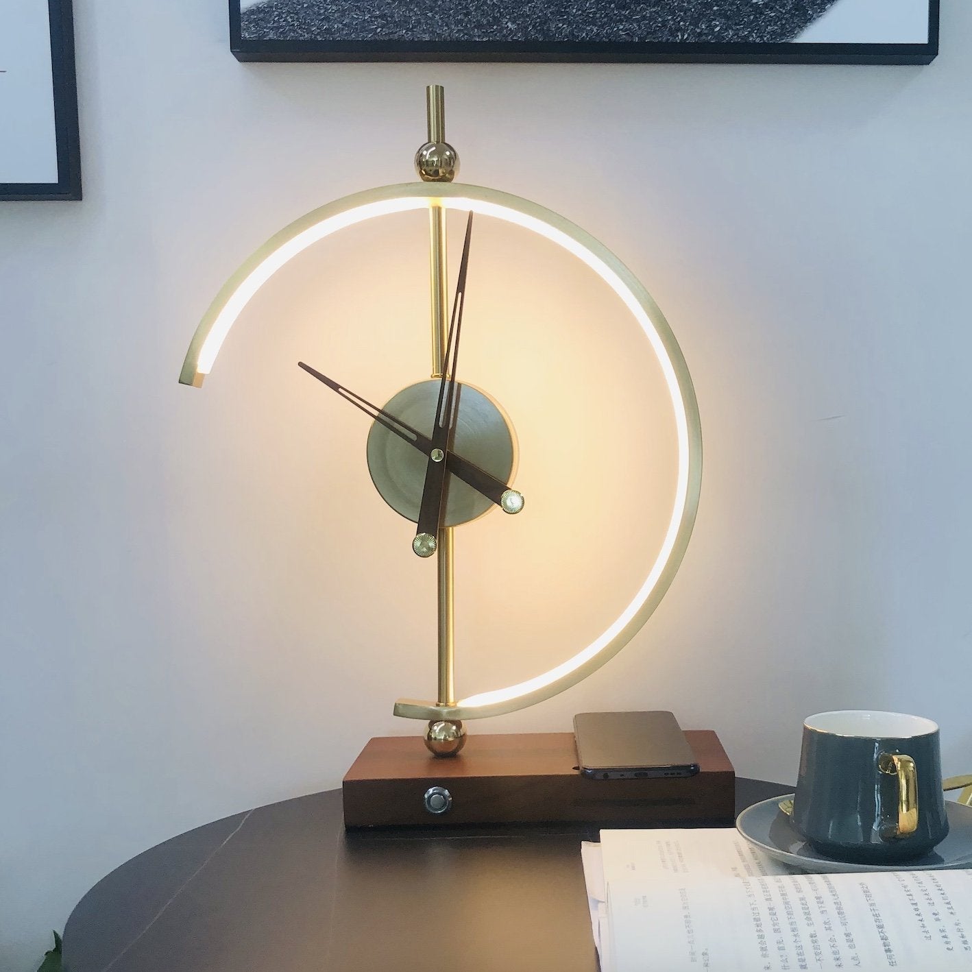 LED-Tischlampe mit integrierter Uhr und Holzsockel, dimmbar und drahtlos aufladbar