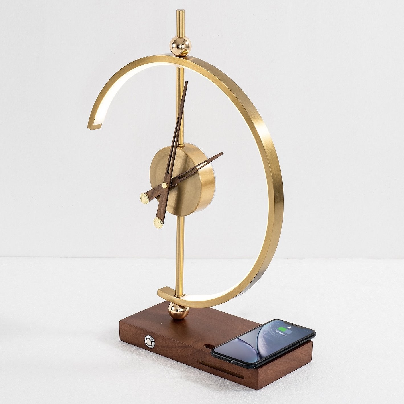 LED-Tischlampe mit integrierter Uhr und Holzsockel, dimmbar und drahtlos aufladbar
