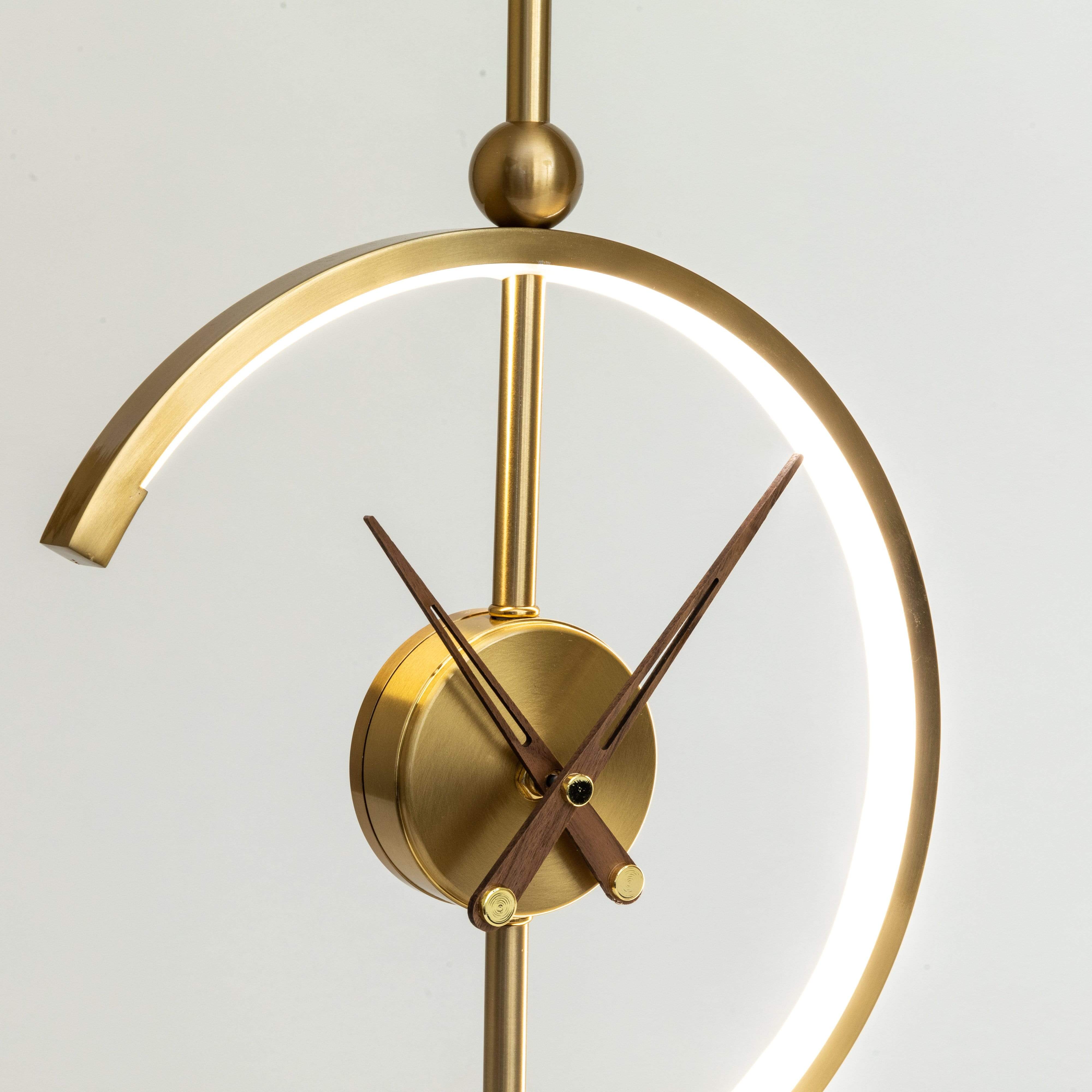 LED-Tischlampe mit integrierter Uhr und Holzsockel, dimmbar und drahtlos aufladbar