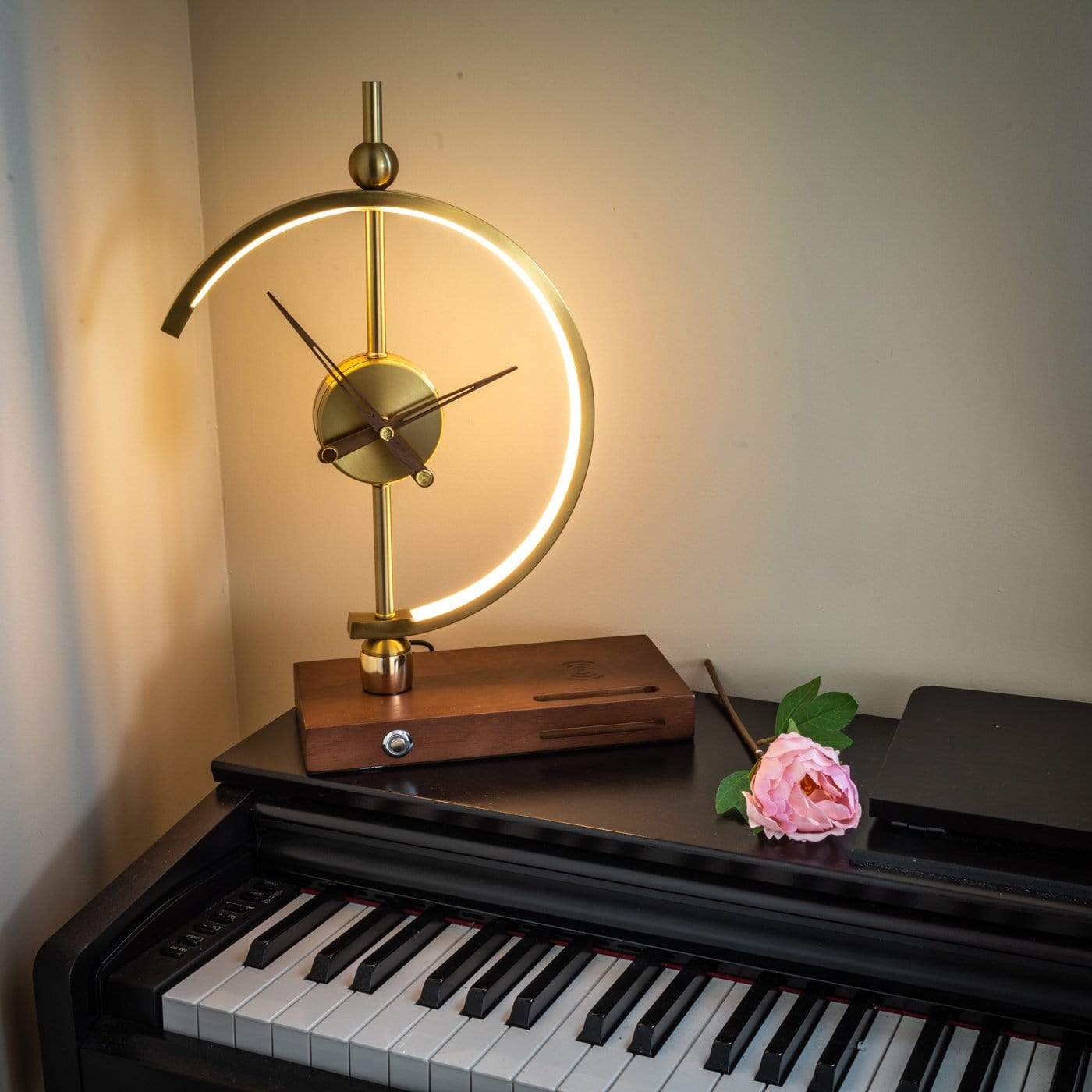 LED-Tischlampe mit integrierter Uhr und Holzsockel, dimmbar und drahtlos aufladbar