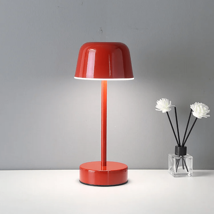 Kabellose LED-Tischlampe mit rundem Schirm und Metallfuß