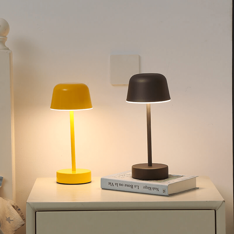 Kabellose LED-Tischlampe mit rundem Schirm und Metallfuß