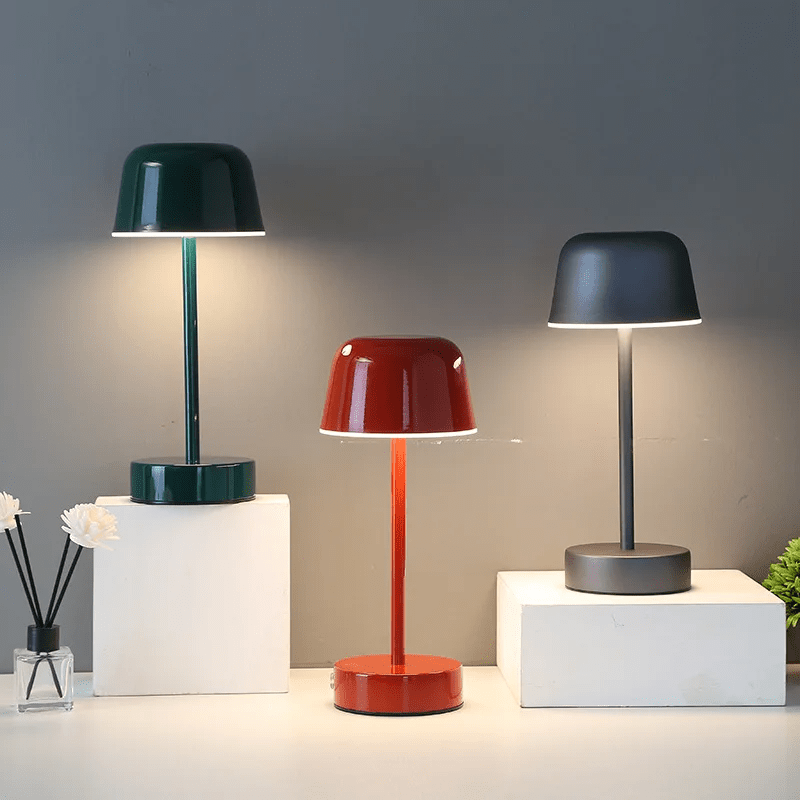 Kabellose LED-Tischlampe mit rundem Schirm und Metallfuß