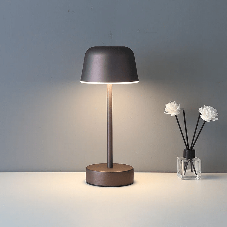 Kabellose LED-Tischlampe mit rundem Schirm und Metallfuß
