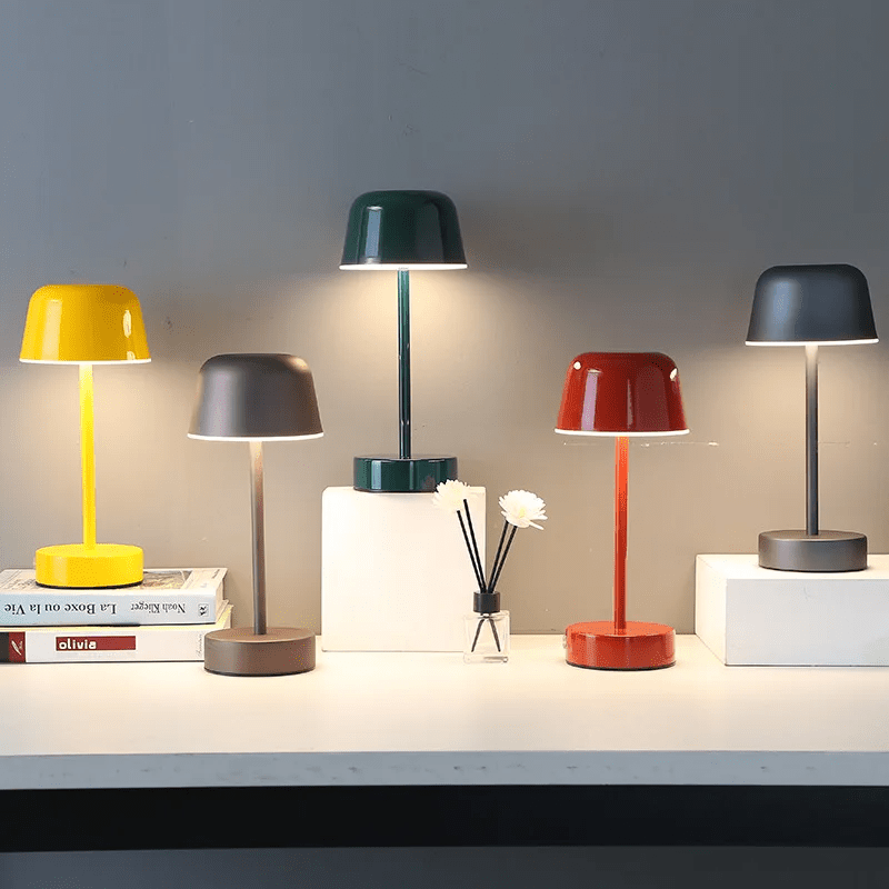 Kabellose LED-Tischlampe mit rundem Schirm und Metallfuß