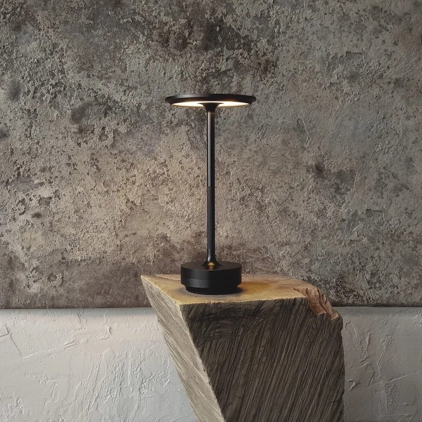 Kabellose LED-Tischlampe aus Metall im modernen Design