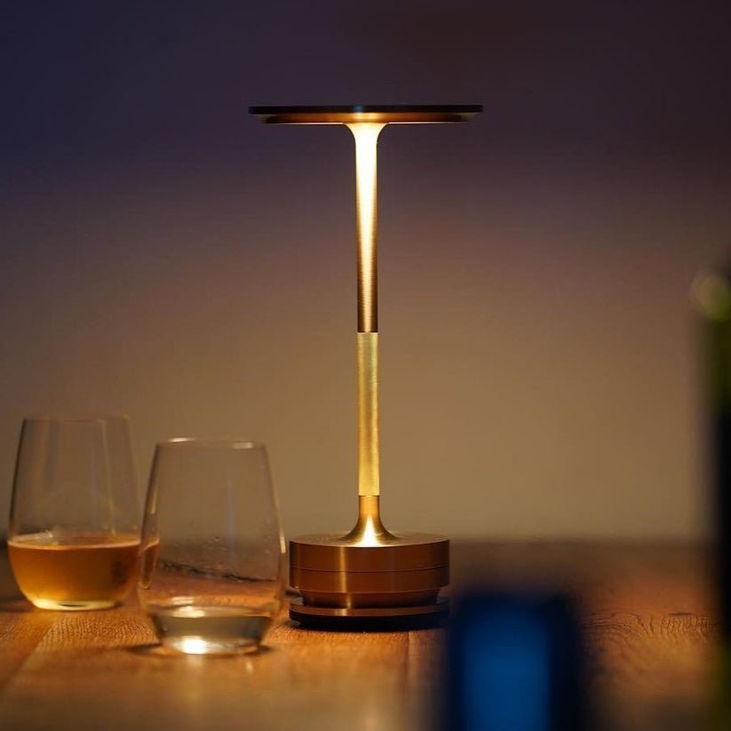Kabellose LED-Tischlampe aus Metall im modernen Design