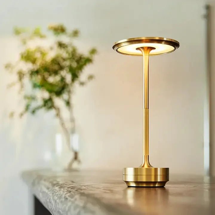 Kabellose LED-Tischlampe aus Metall im modernen Design