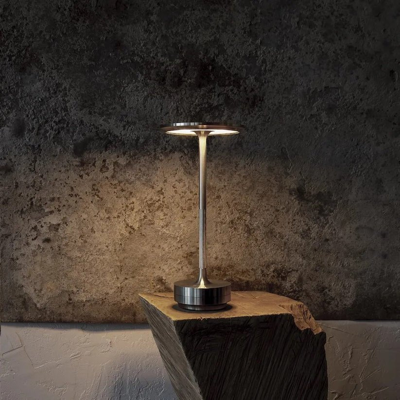Kabellose LED-Tischlampe aus Metall im modernen Design