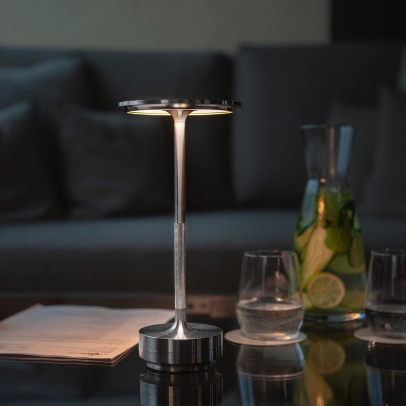 Kabellose LED-Tischlampe aus Metall im modernen Design