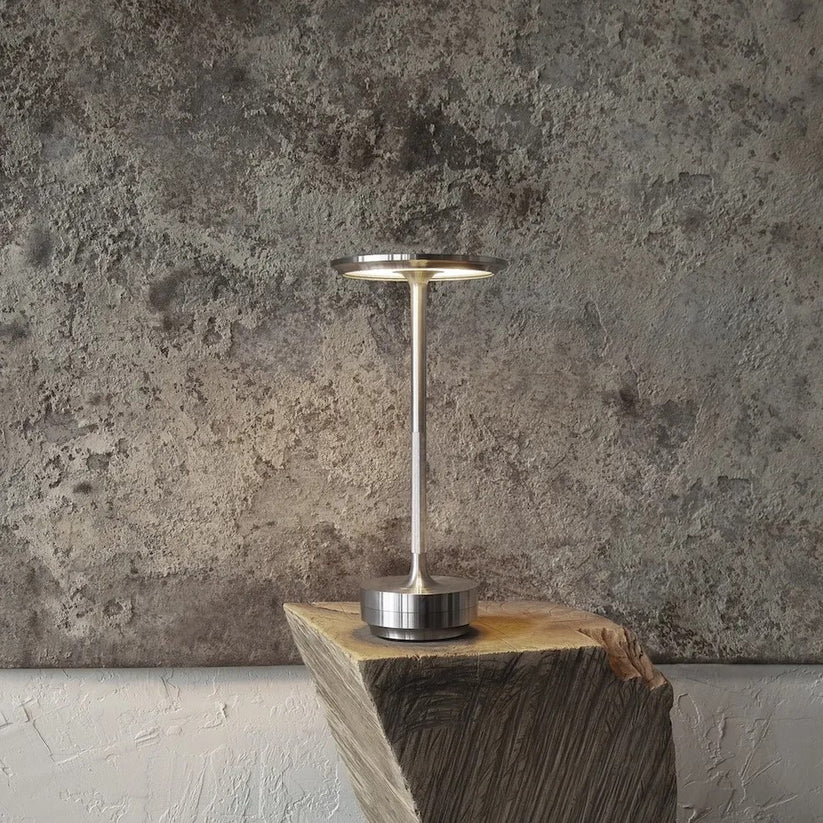 Kabellose LED-Tischlampe aus Metall im modernen Design
