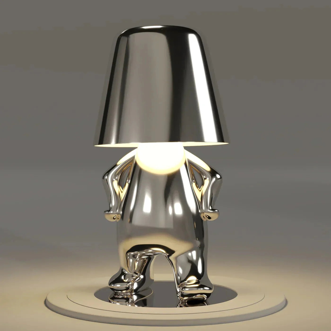 Kabellose Tischlampe mit skulpturalem Figurendesign und warmem Licht