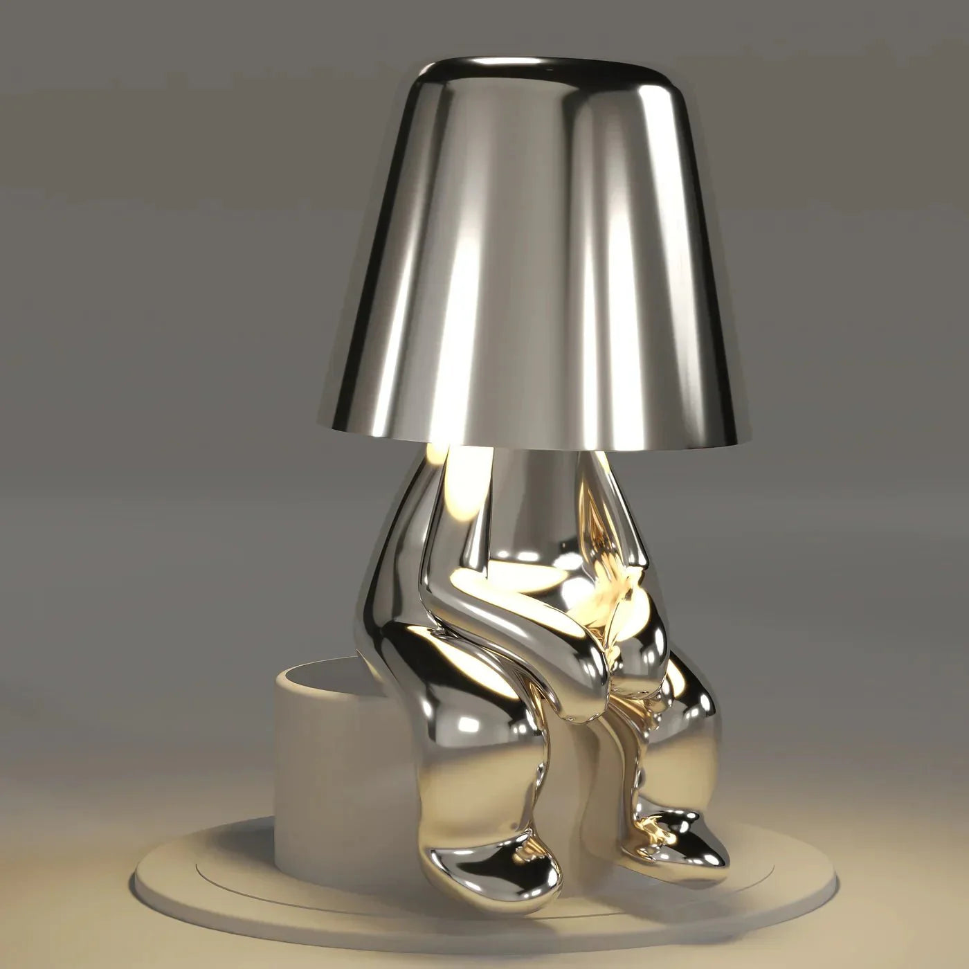 Kabellose Tischlampe mit skulpturalem Figurendesign und warmem Licht