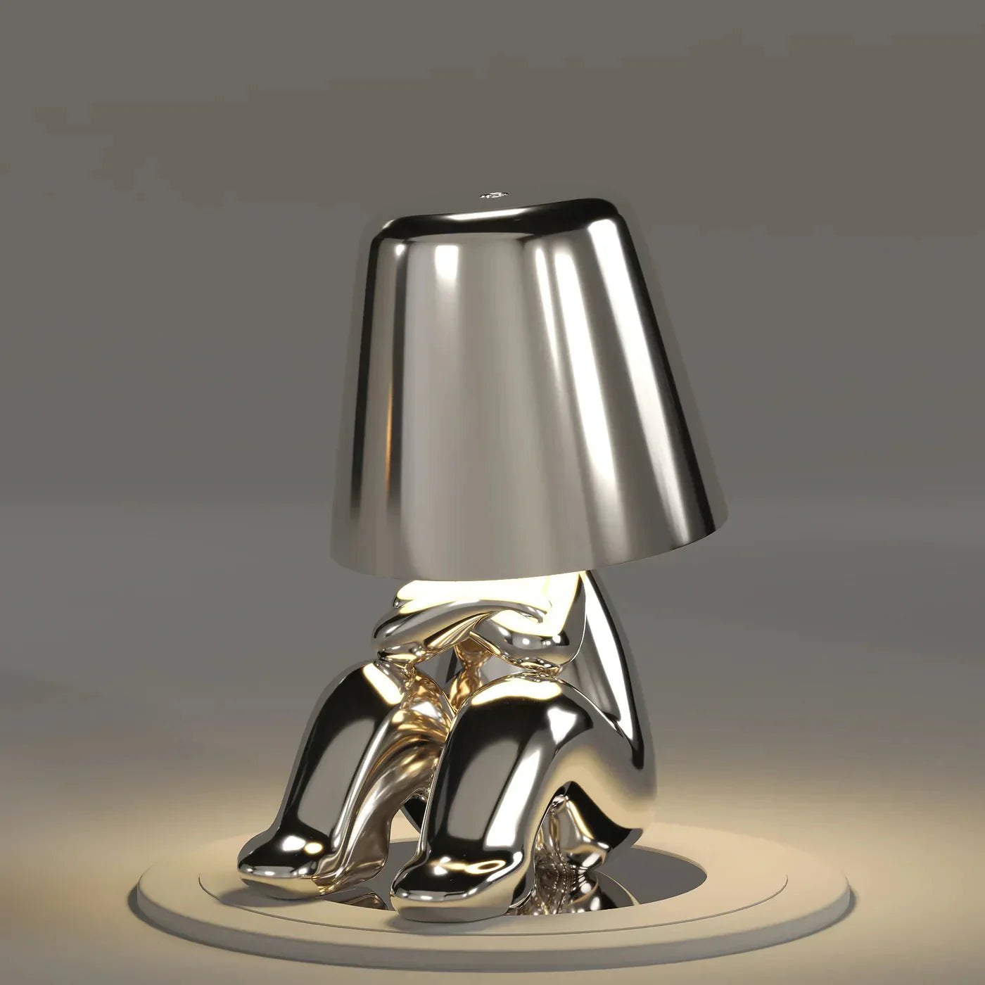 Kabellose Tischlampe mit skulpturalem Figurendesign und warmem Licht