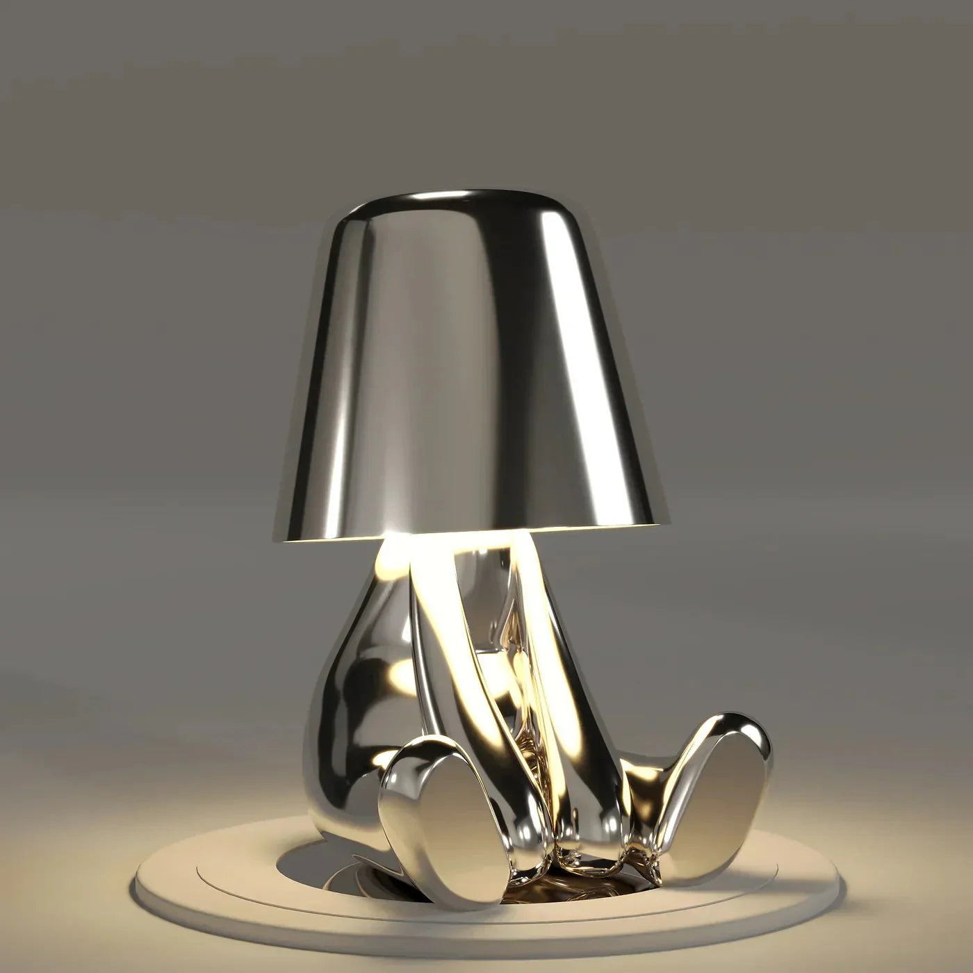 Kabellose Tischlampe mit skulpturalem Figurendesign und warmem Licht