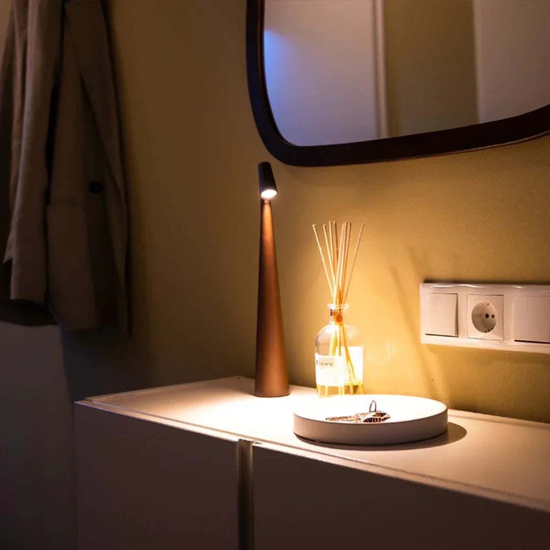 Minimalistische dimmbare Tischleuchte mit Touch in modernem Design