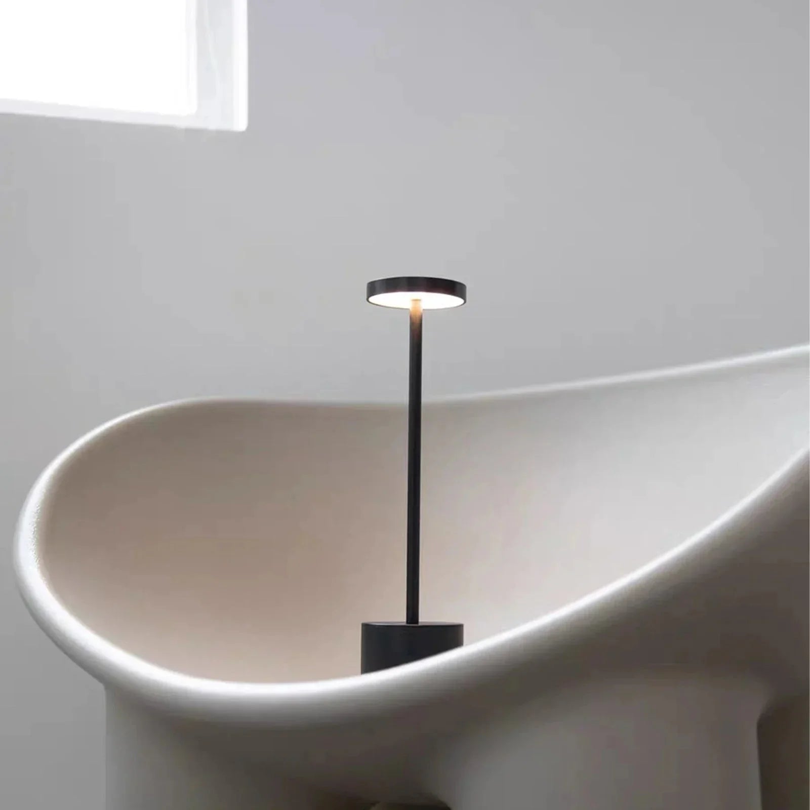 Kabellose LED-Tischlampe mit Touch-Funktion und schlankem Aluminiumkörper