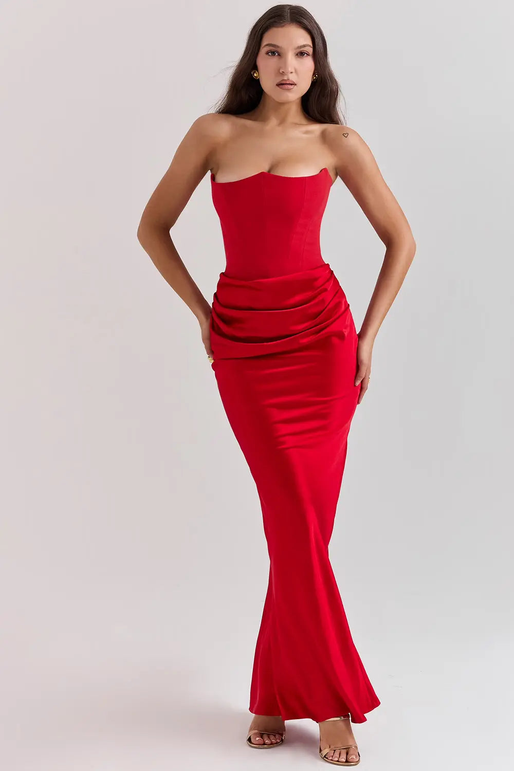 Schulterfreies Satin-Maxikleid mit Drapierung