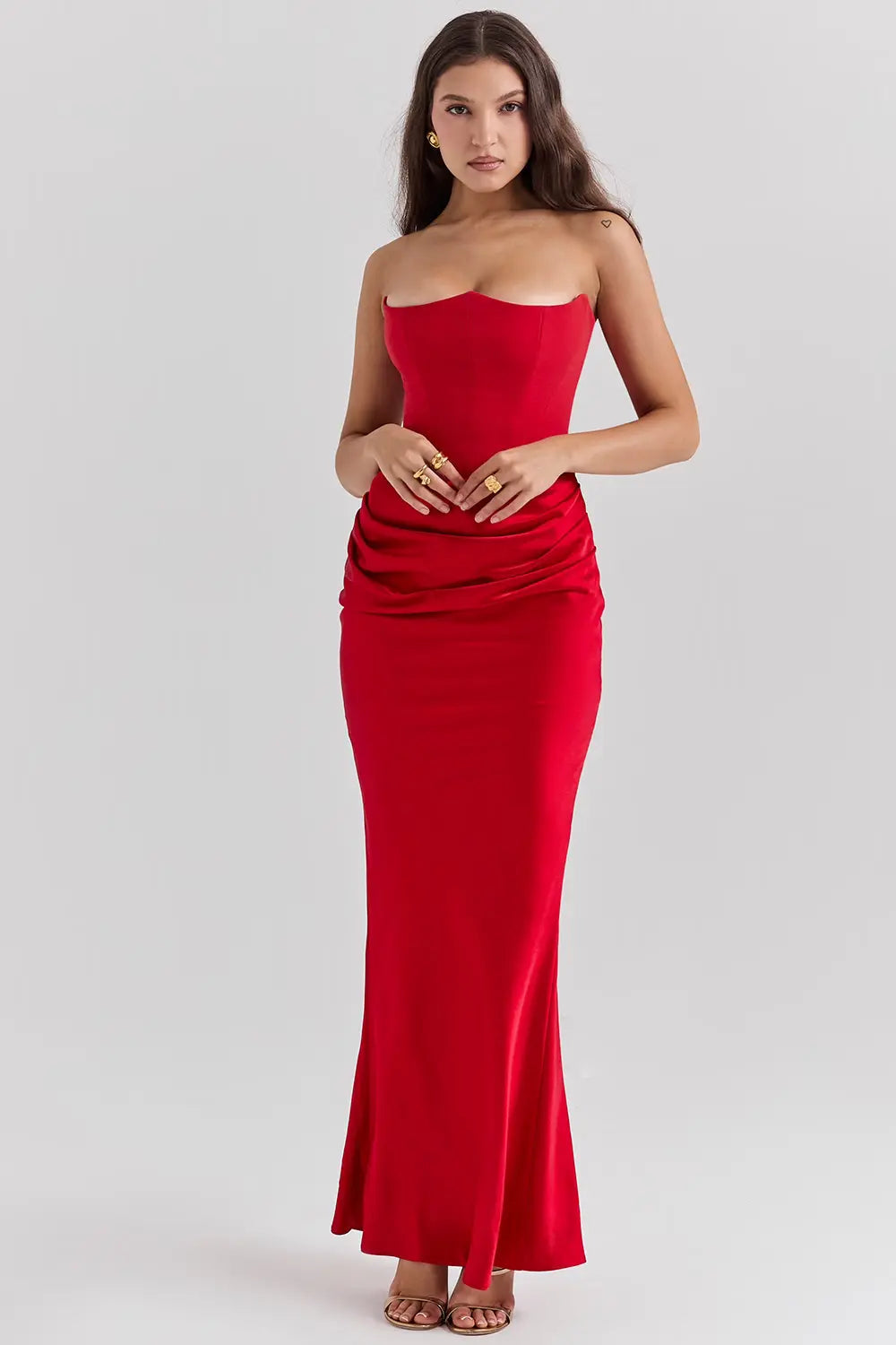 Schulterfreies Satin-Maxikleid mit Drapierung