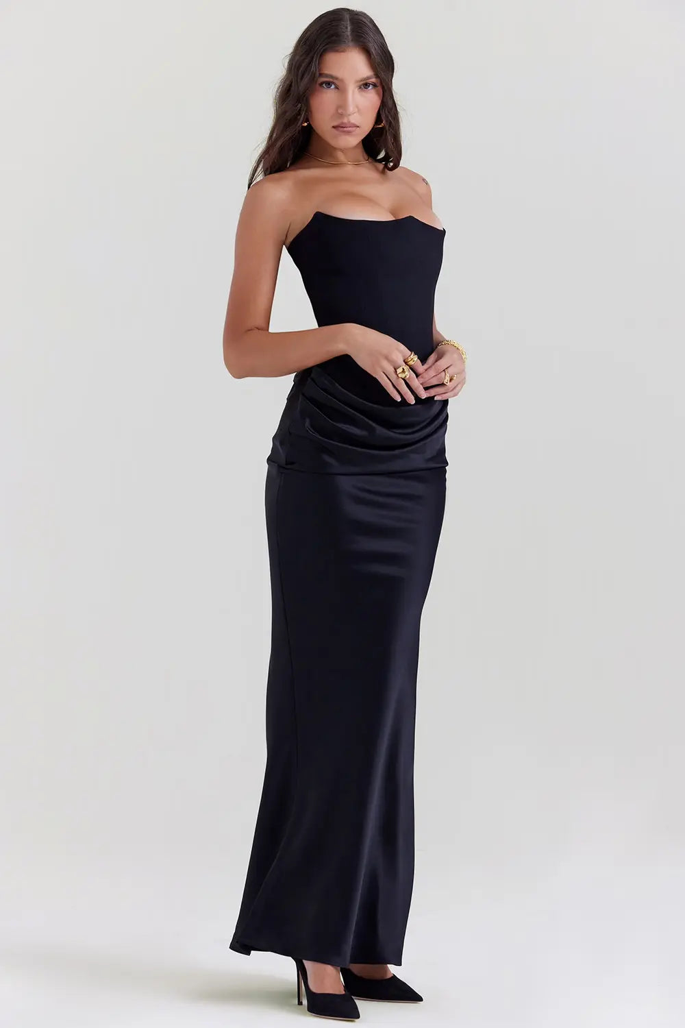 Schulterfreies Satin-Maxikleid mit Drapierung