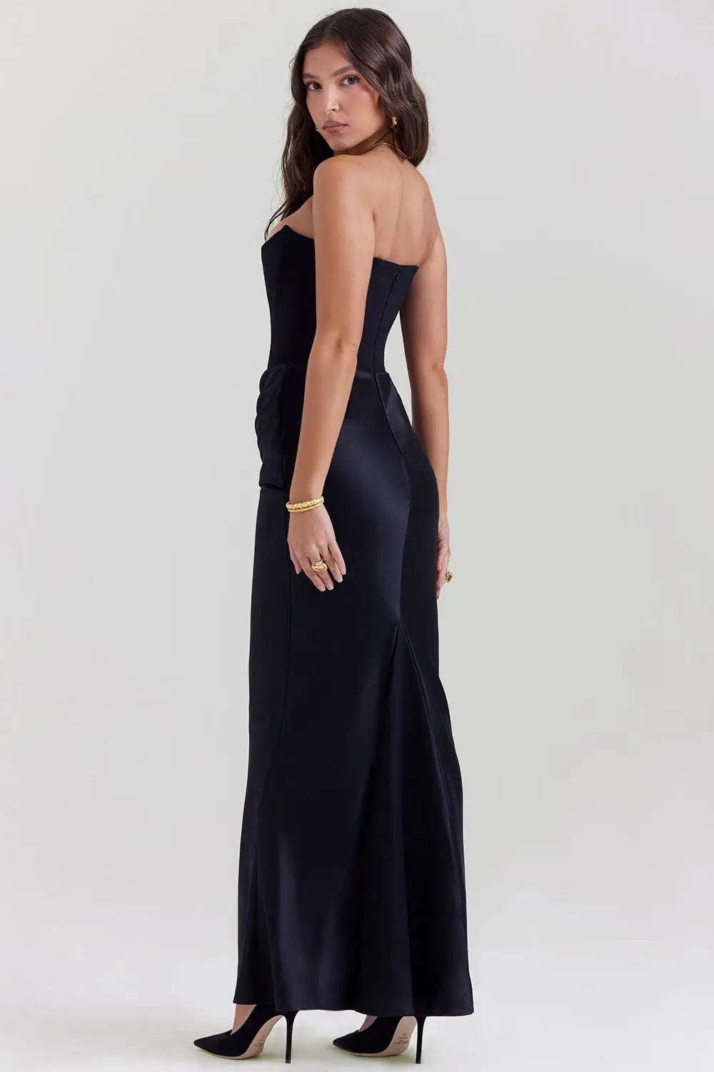 Schulterfreies Satin-Maxikleid mit Drapierung