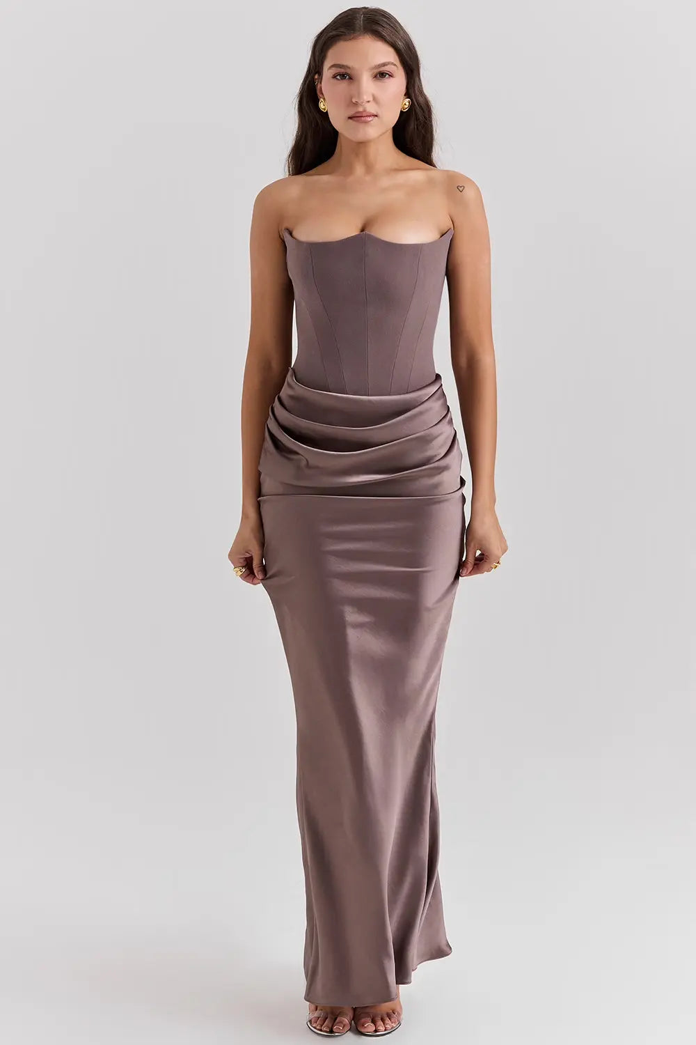 Schulterfreies Satin-Maxikleid mit Drapierung