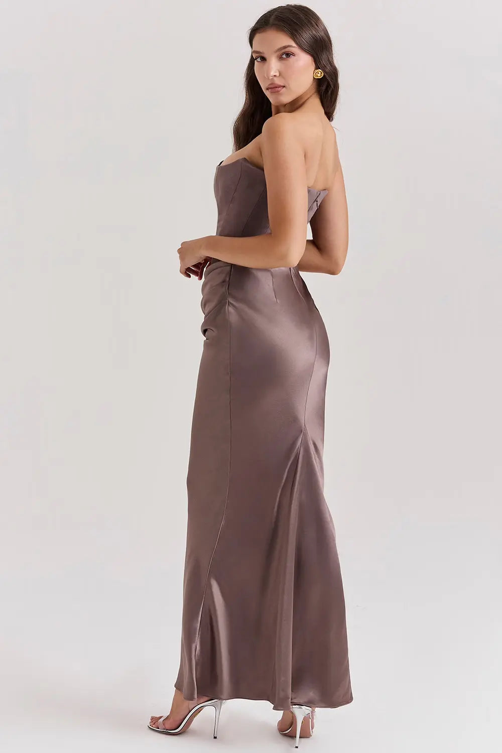 Schulterfreies Satin-Maxikleid mit Drapierung