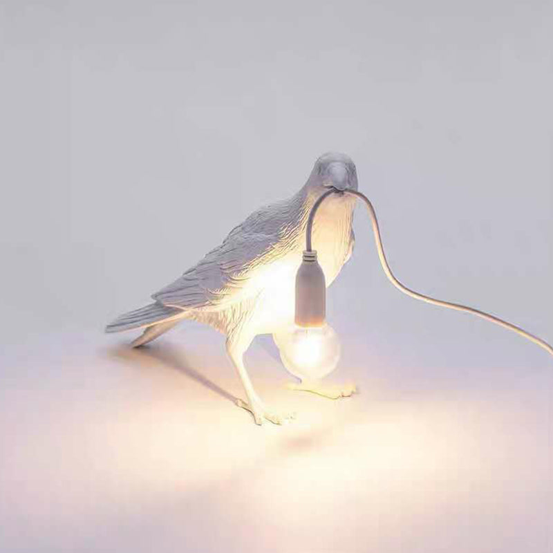AvianGlow - Künstlerische Tischlampe aus Harz für das Schlafzimmer