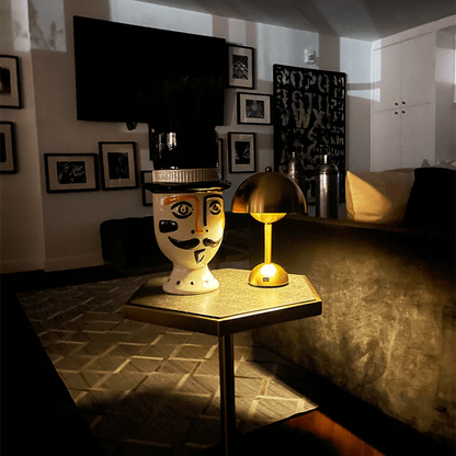Kabellose LED-Tischlampe aus Metall im modernen Design