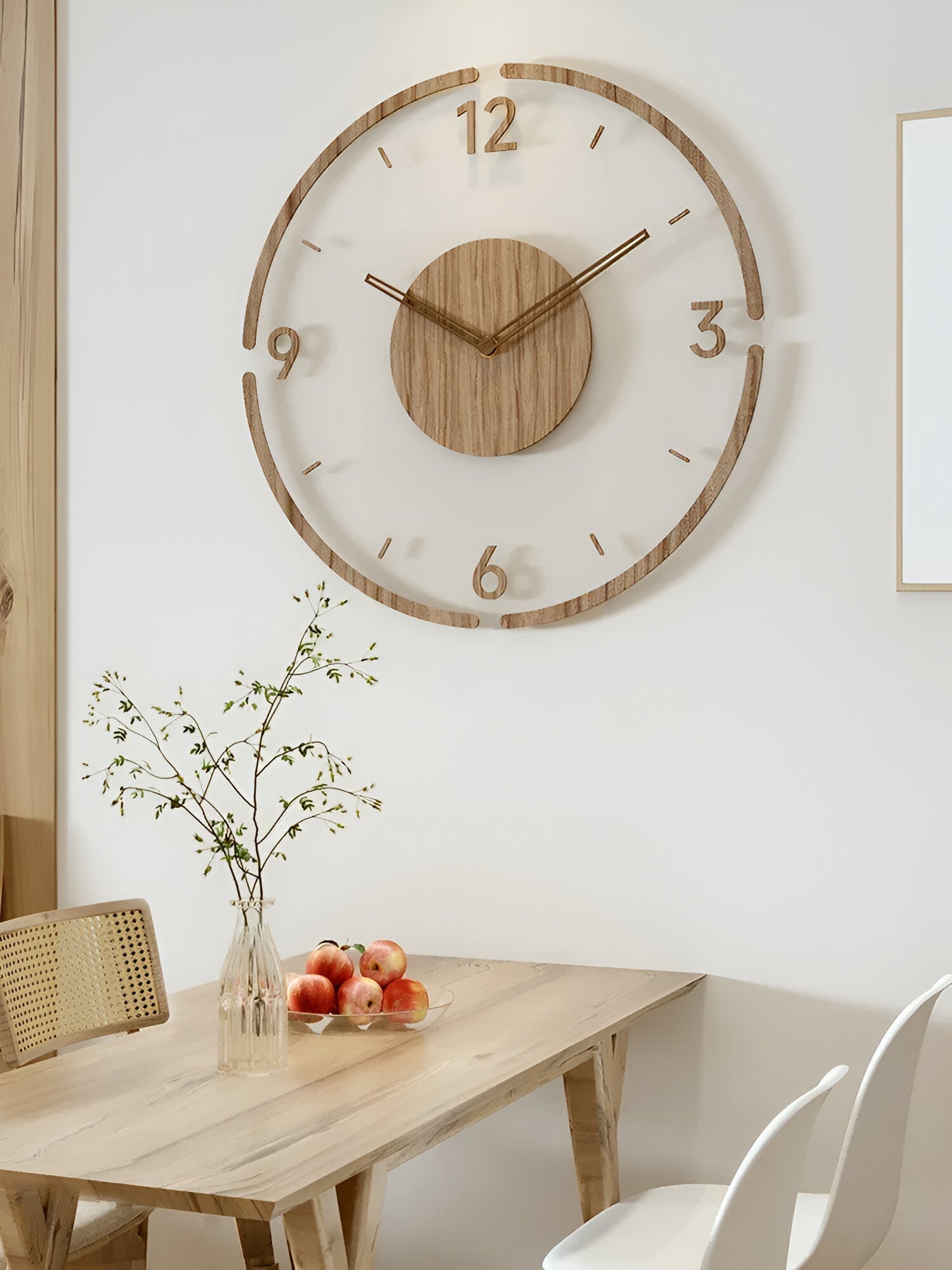 Moderne transparente Wanduhr aus Holz mit leisem Uhrwerk