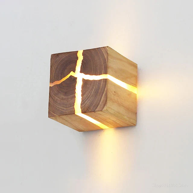 Würfel Wandlampe aus Massivholz mit warmweißem LED-Licht