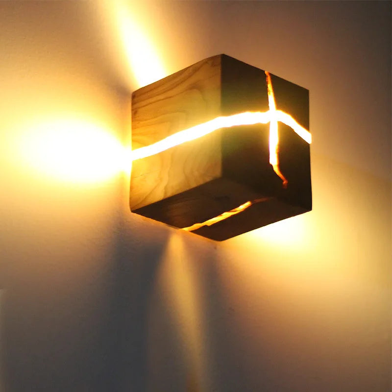 Würfel Wandlampe aus Massivholz mit warmweißem LED-Licht