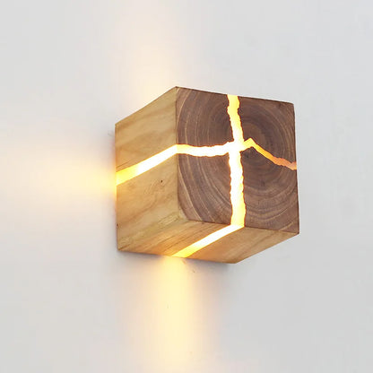 Würfel Wandlampe aus Massivholz mit warmweißem LED-Licht