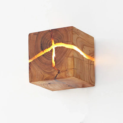 Würfel Wandlampe aus Massivholz mit warmweißem LED-Licht