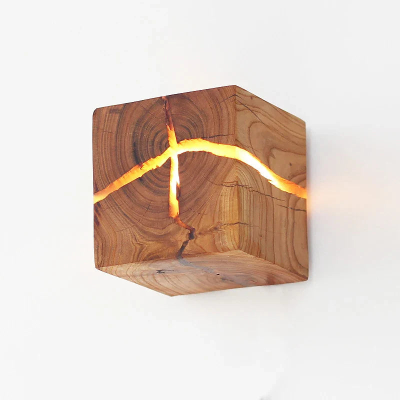 Würfel Wandlampe aus Massivholz mit warmweißem LED-Licht