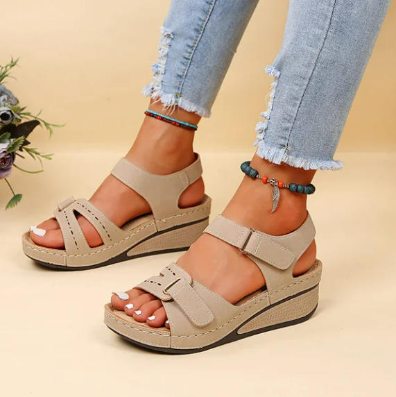 Damen Keilsandaletten mit verstellbarem Riemen und bequemer Sohle