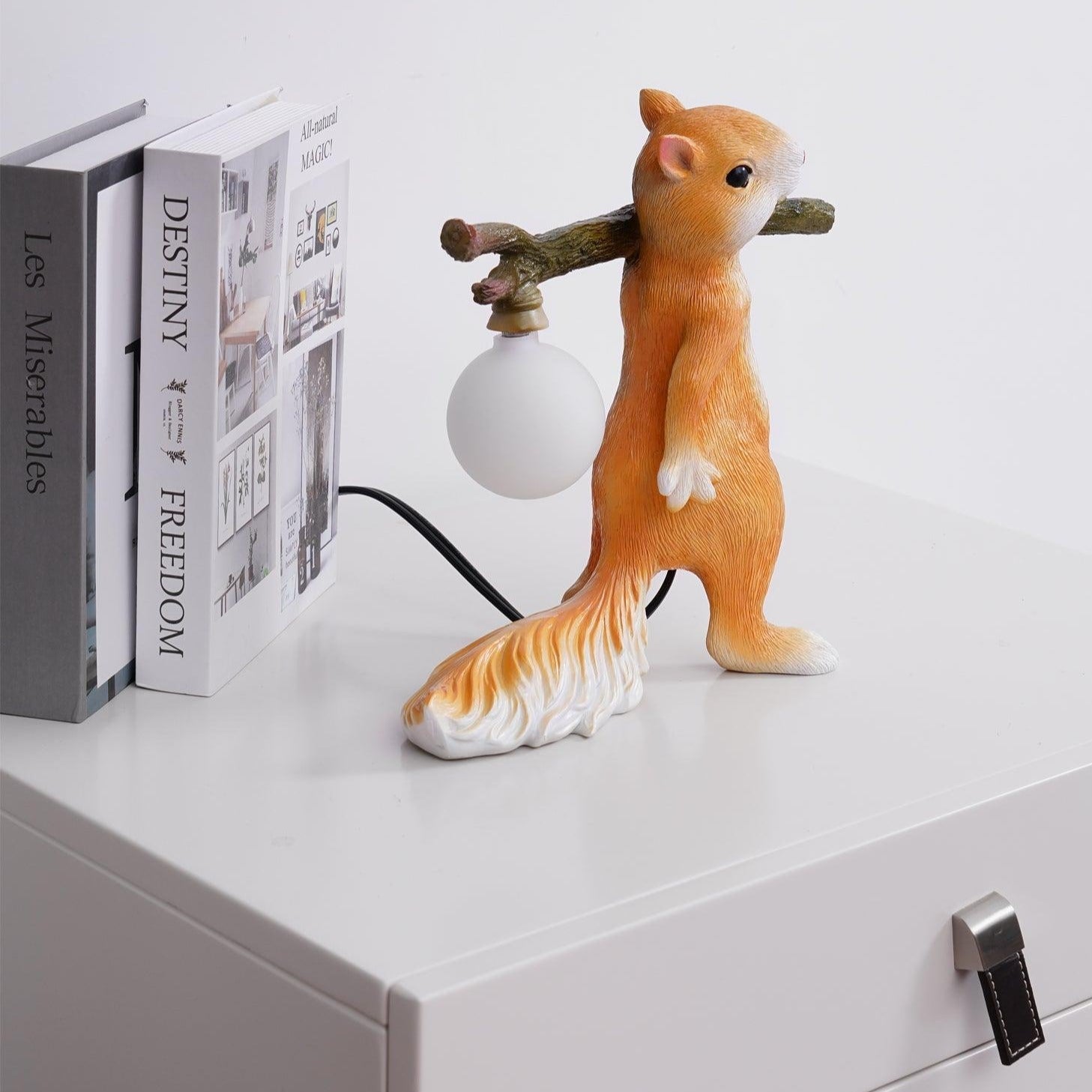 NutroLux Tischlampe Eichhörnchen Deko LED Gold für Wohnzimmer