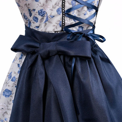 Elegantes Dirndlkleid mit Schürze im traditionellen Oktoberfest-Look