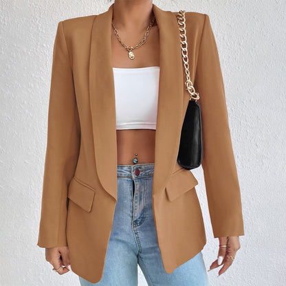 Zeitloser Damenblazer mit eleganter Silhouette und klarer Linienführung