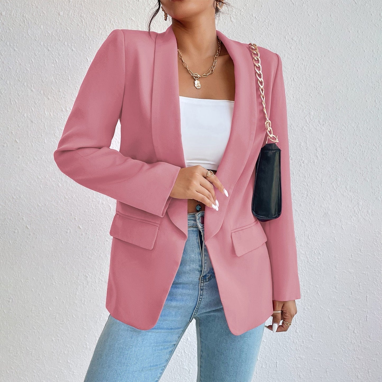 Zeitloser Damenblazer mit eleganter Silhouette und klarer Linienführung