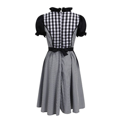 Traditionelles kariertes Dirndlkleid mit Stickereien für das Oktoberfest