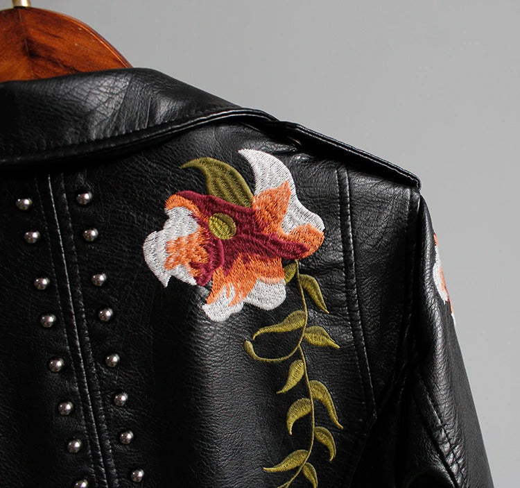 Bestickte Damen Kunstlederjacke im Bikerstil