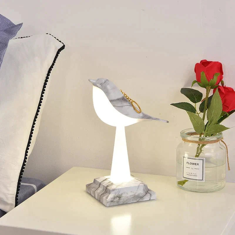 Kabellose LED-Tischlampe in Vogeloptik aus Holz mit warmem Licht