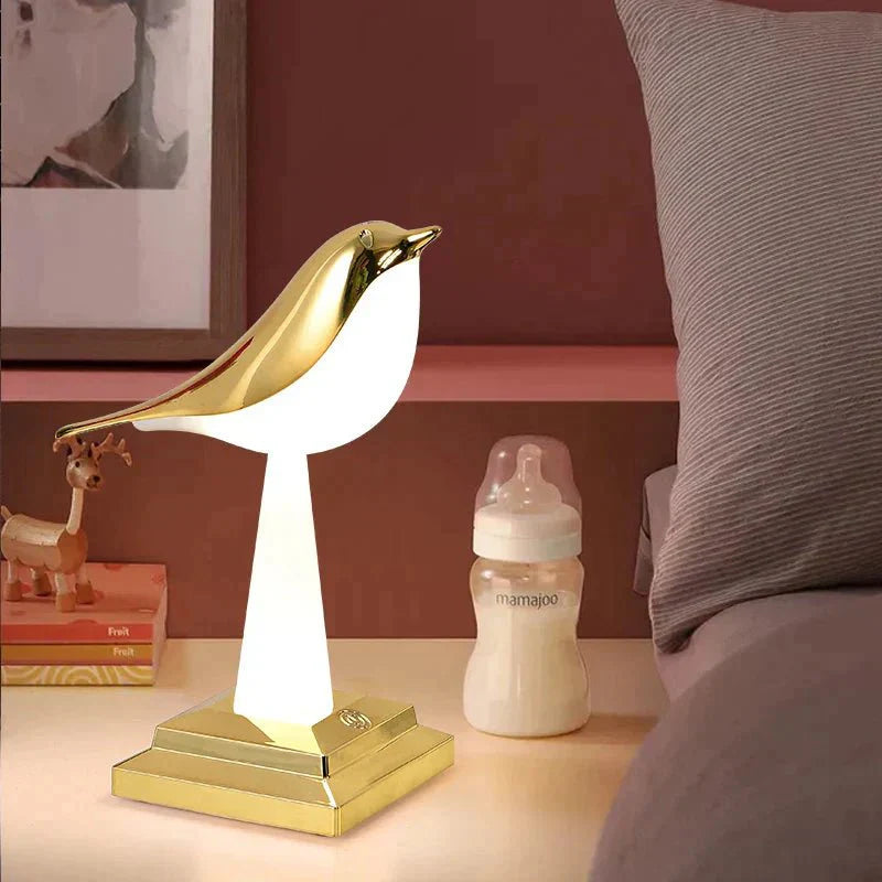 Kabellose LED-Tischlampe in Vogeloptik aus Holz mit warmem Licht